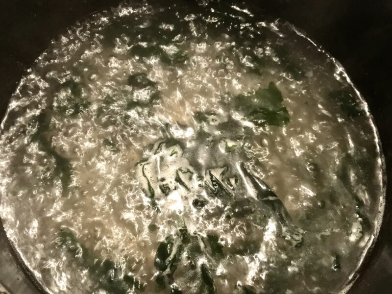 水とスープの素を加熱する